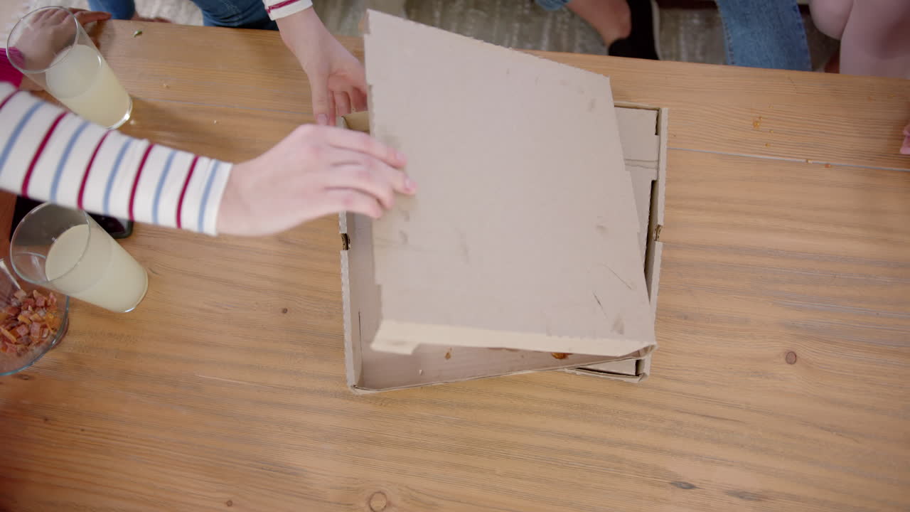 소파에 앉아서 집에서 피자를 나누는 십대 친구들의 다양한 그룹, 느린 동작