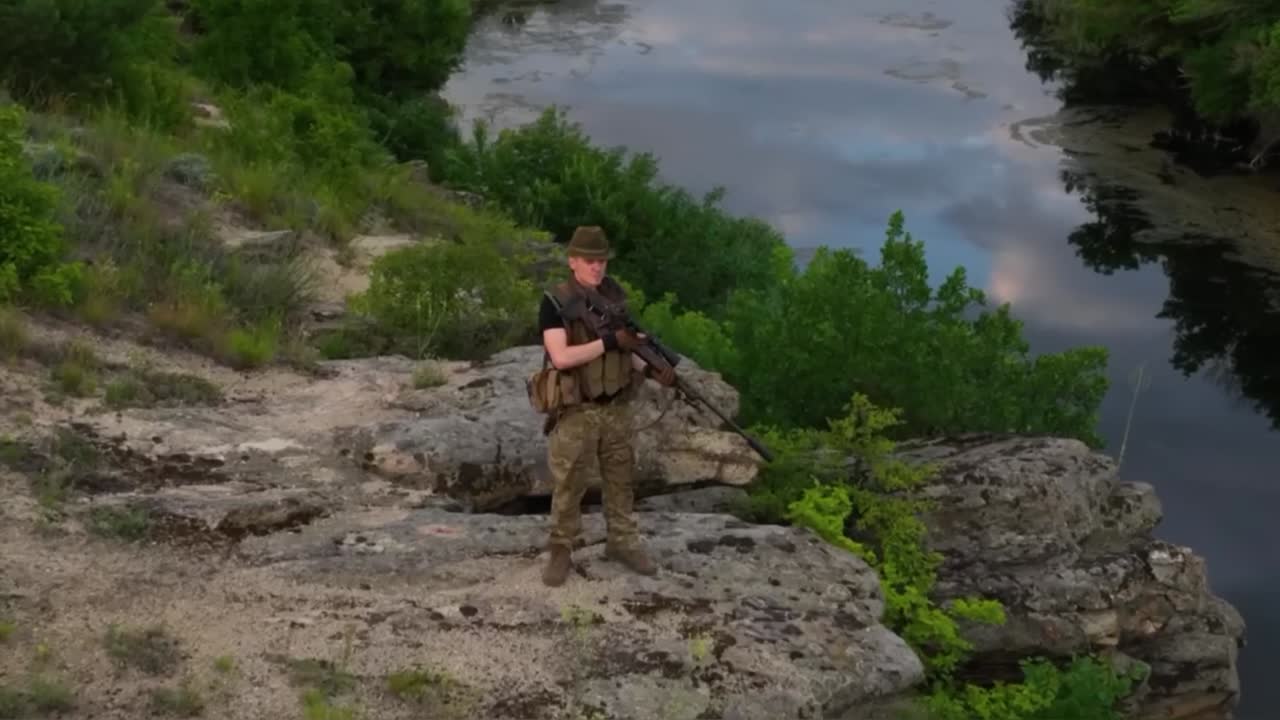 Soldato ucraino va in pattuglia al fronte in Ucraina nel Donbass durante la guerra contro la Russia.
