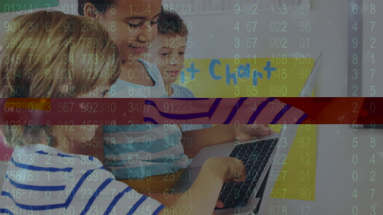 animación del procesamiento de datos sobre tres niños diferentes que usan computadora portátil juntos en la escuela
