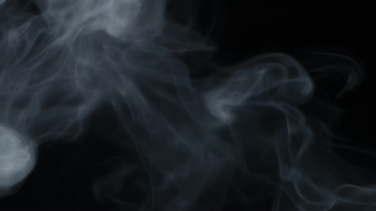 Fumo bianco su uno sfondo nero