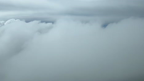 piloto inmersivo volando a través de algunas capas de nubes disparado desde una cabina de un avión