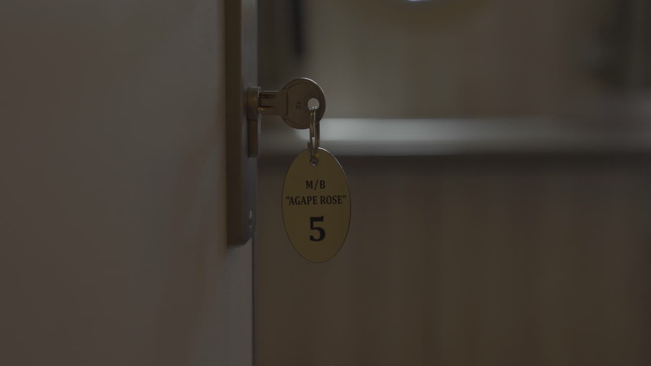 el hombre abre la puerta