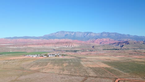 Idyllische-Landschaft-Mit-Feldern-Und-Bergen-In-Hurricane-City,-Utah,-USA---Luftaufnahme-Einer-Drohne