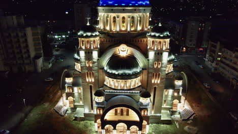 al revés revelan la toma de la catedral ortodoxa iluminada en el centro de deva, rumania