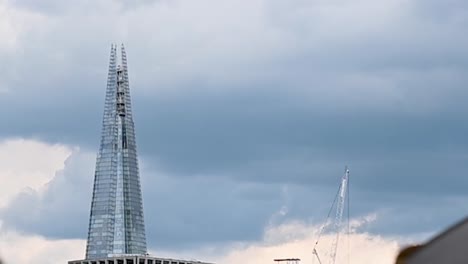 Close-up-of-THE-SHARD-from-Waterloo-Bridge,-London,-United-Kingdom