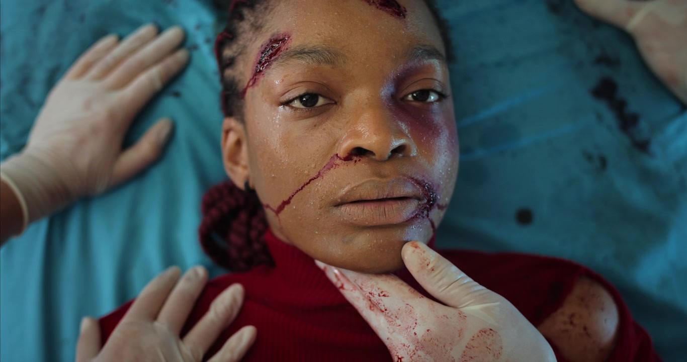 Gros plan d'une femme blessée, le visage ensanglanté et couvert d'ecchymoses