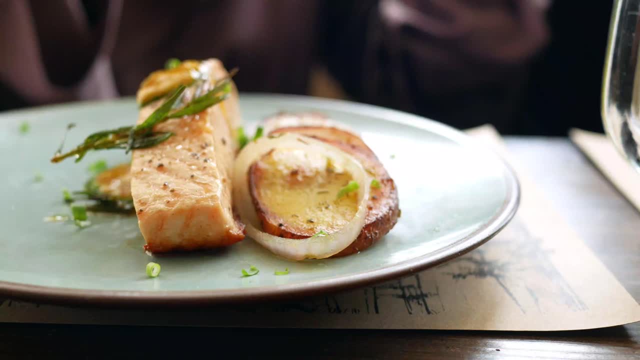 은 연어와 은 양파와 감자