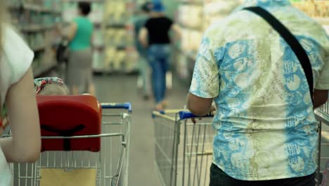 Kind-Sitzt-In-Einem-Speziell-Ausgestatteten-Stuhl-8-Im-Supermarkt-4