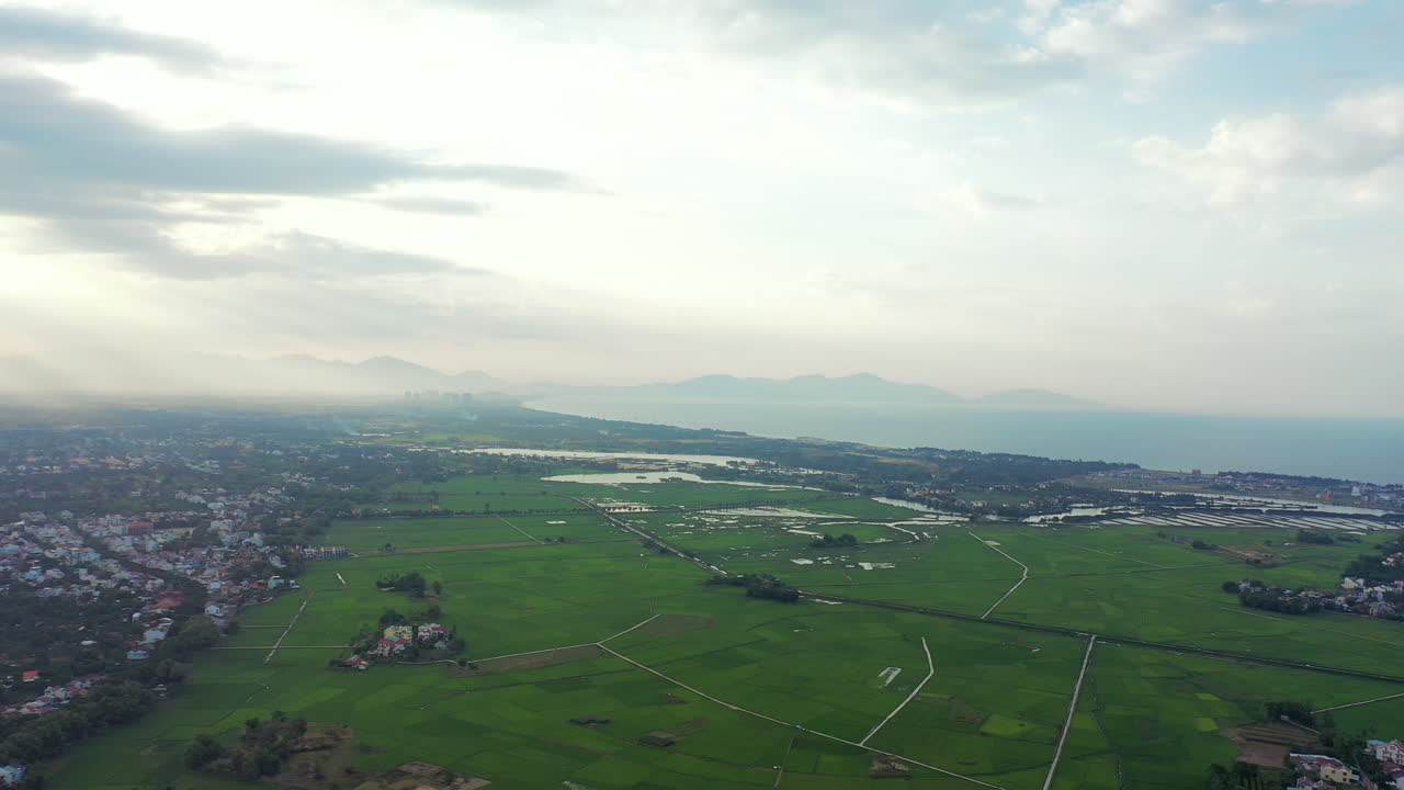 농경지의 4k 항공 드론 영상 다음