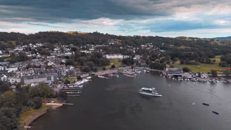 ciudad de bowness en la orilla del lago windermere en el parque nacional del distrito de los lagos