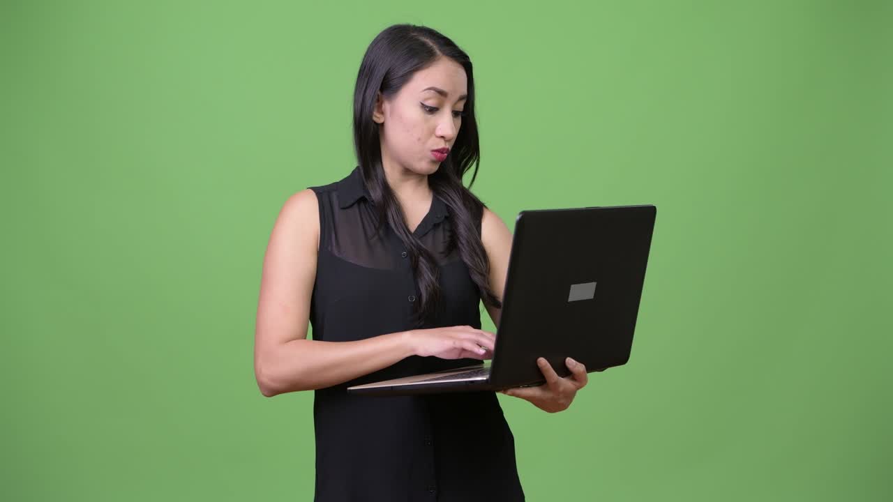 joven y hermosa mujer de negocios asiática usando una computadora portátil