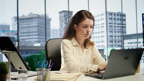 retrato de una mujer poderosa ceo trabajando en una oficina corporativa moderna