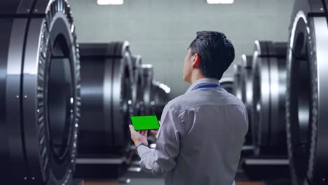 trabajador de la fábrica usando una tableta