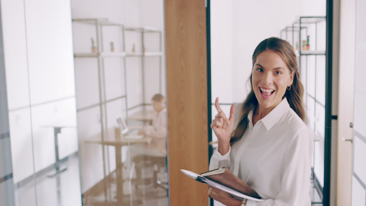 oficina, diversidad y gente caminando retrato