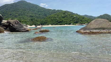 playa tropical con aguas turquesas cristalinas sin personas en el parque nacional de tayrona, colombia