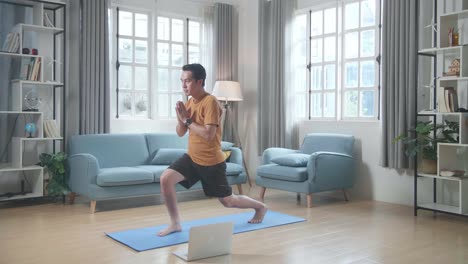 hombre practicando yoga en casa