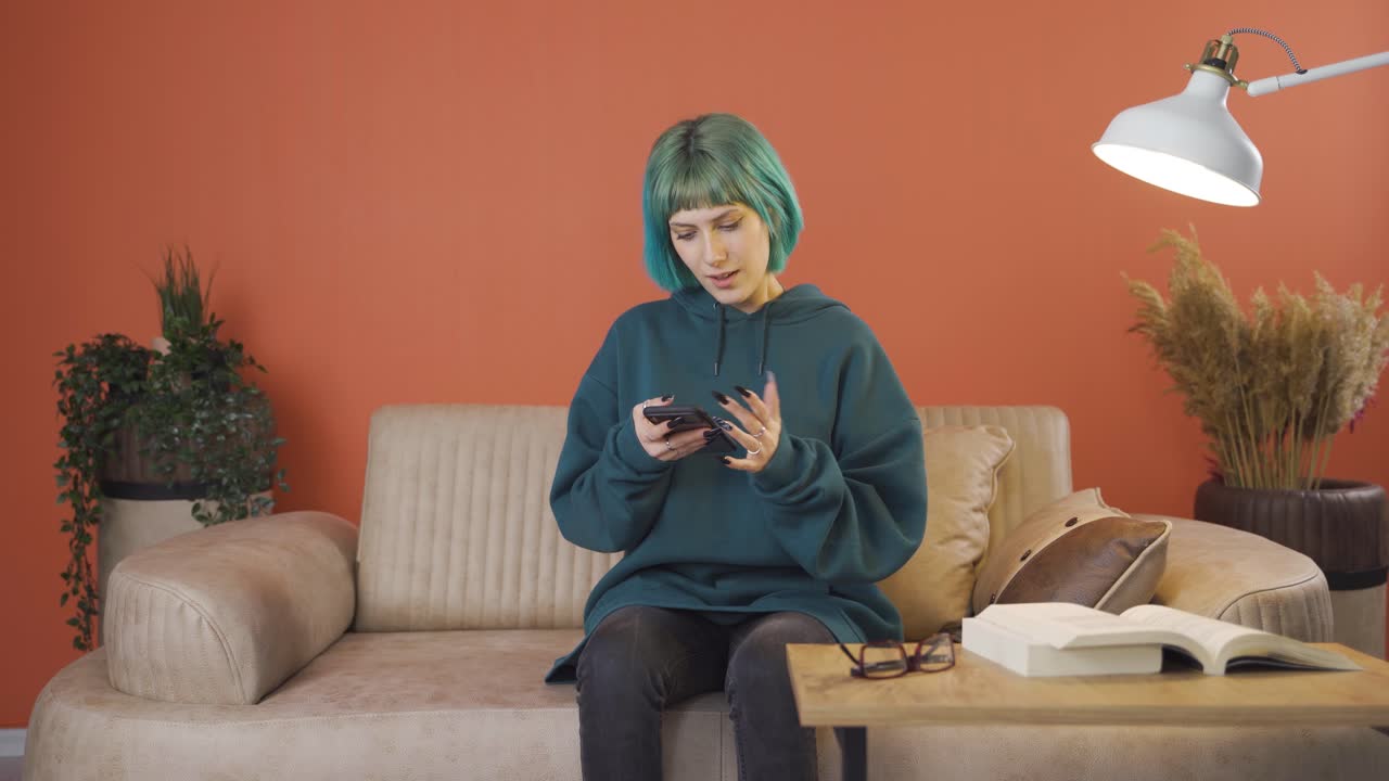 retrato de una mujer joven emocionada.