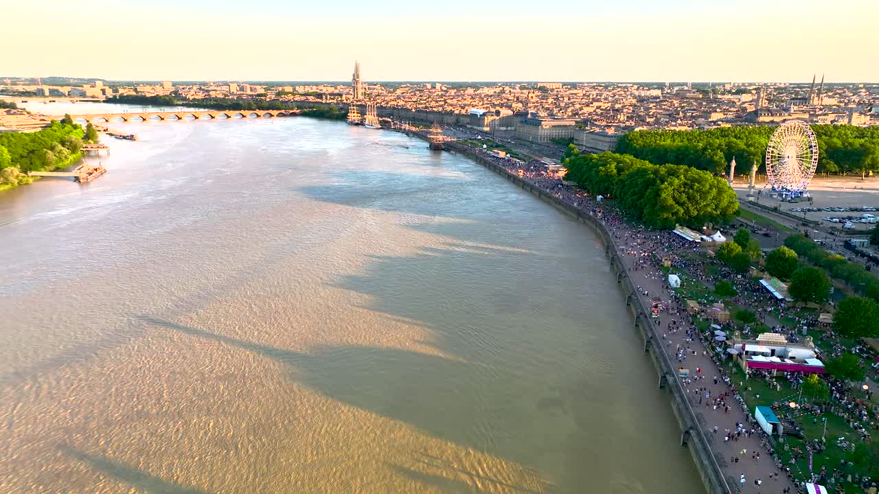 프랑스 보르도 (bordeaux) 의 페리스  (ferris wheel) 과 와인 박람회 (garonne river and wine fair) 는 대중으로 가득 차 있습니다.
