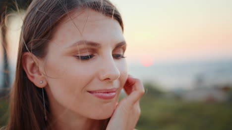 mujer al atardecer