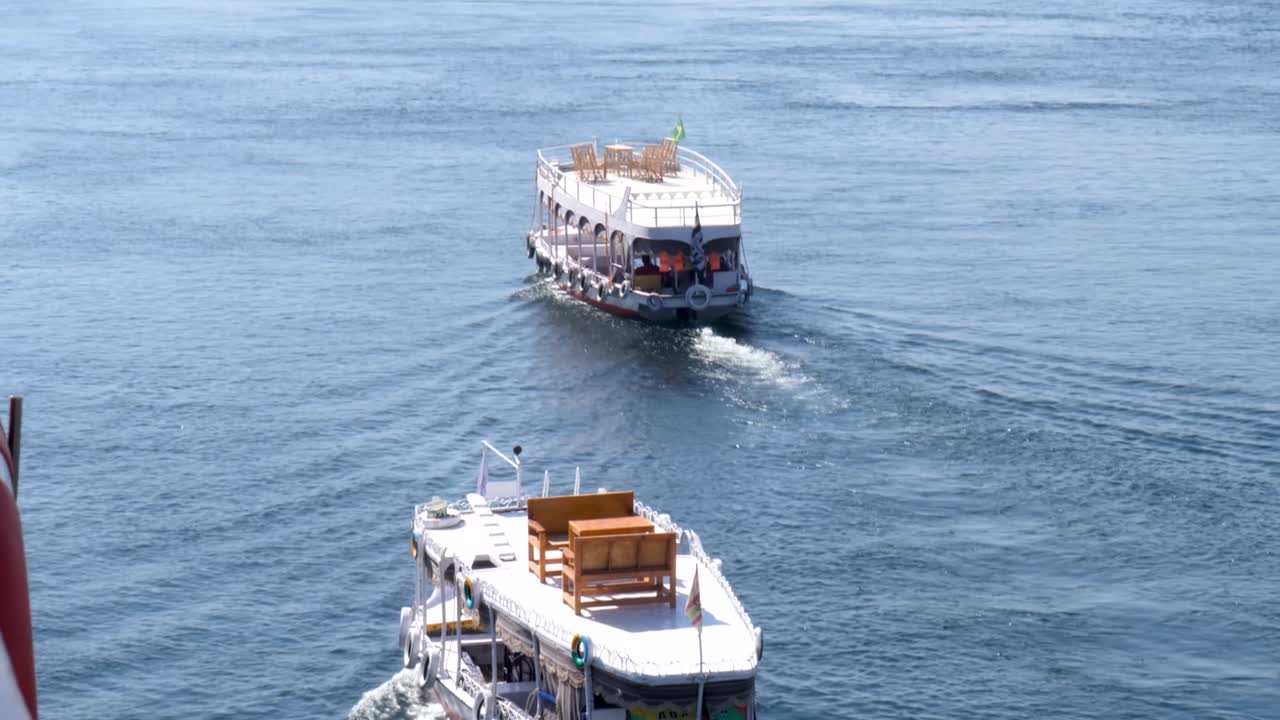 이집트 아스완의 전망을 감상하며 나일 강을 항해하는 두 개의 전통 보트