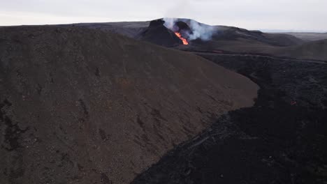 volcán activo que emite humo y lava