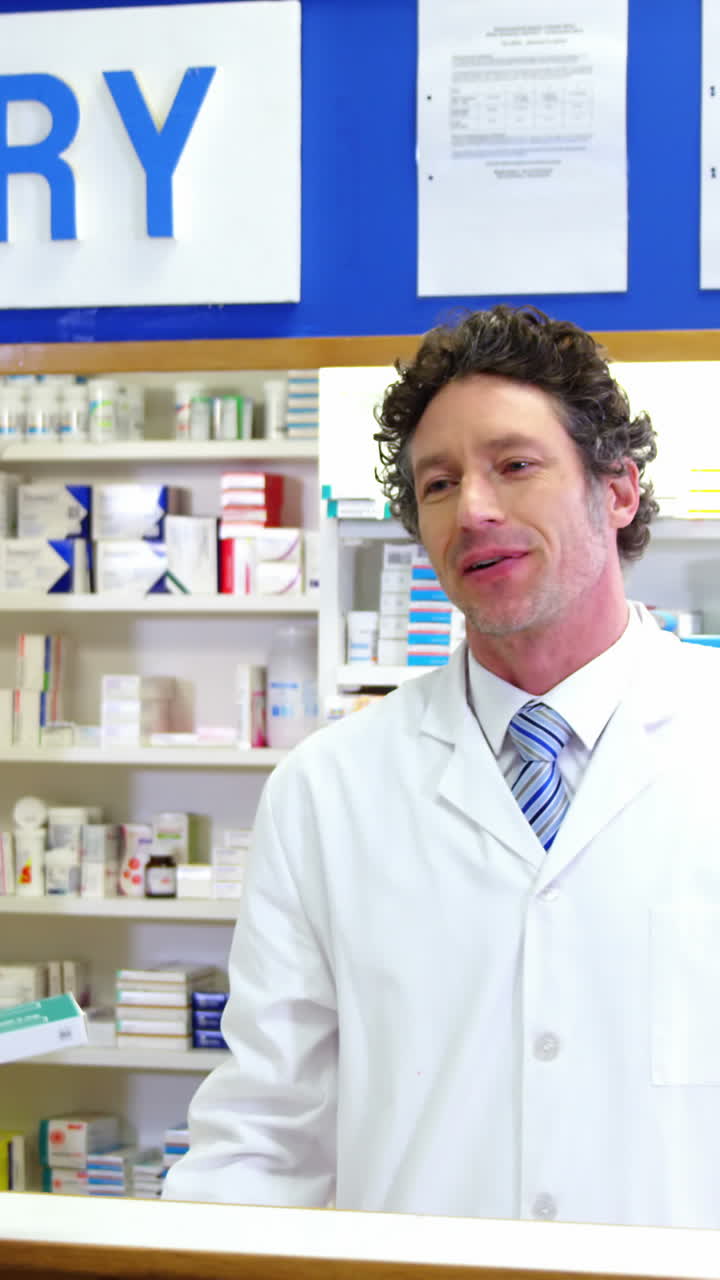 의약품을 고객에게 전달하는 약사