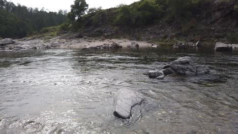 Indigene-Stein-Grau-Fluss-Felsen-Landschaft-An-Der-Küste-Sandhügel-Südamerika-Córdoba-Provinz-In-Calamuchita-Valley-Argentinien