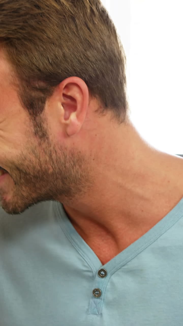 una pareja linda abrazándose y hablando juntos.