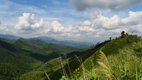 Las-Nubes-Que-Se-Mueven-Y-Arrojan-Sombras-Sobre-Las-Montañas-Es-Un-Lapso-De-Tiempo-Tomado-De-Una-De-Las-Cordilleras-Más-Altas-Del-Parque-Nacional-Mae-Wong,-Al-Norte-De-Tailandia