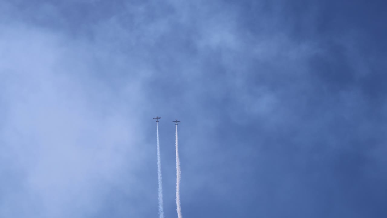 비행기 들 이 스턴트 를 하고 연기 흔적 을 남기고