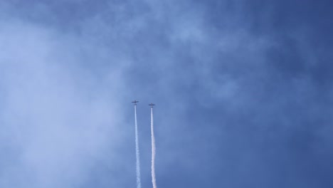 aviones realizando acrobacias y dejando rastros de humo