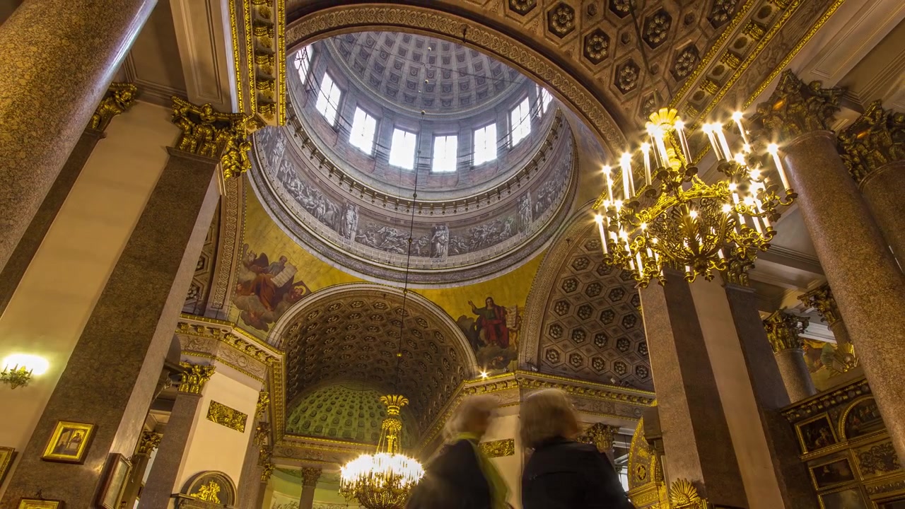 Timelapse dell'interno della Cattedrale di Kazan, che mostra colonne intricate, sculture e opere d'arte iconiche di importanti artisti russi. San Pietroburgo, Russia.