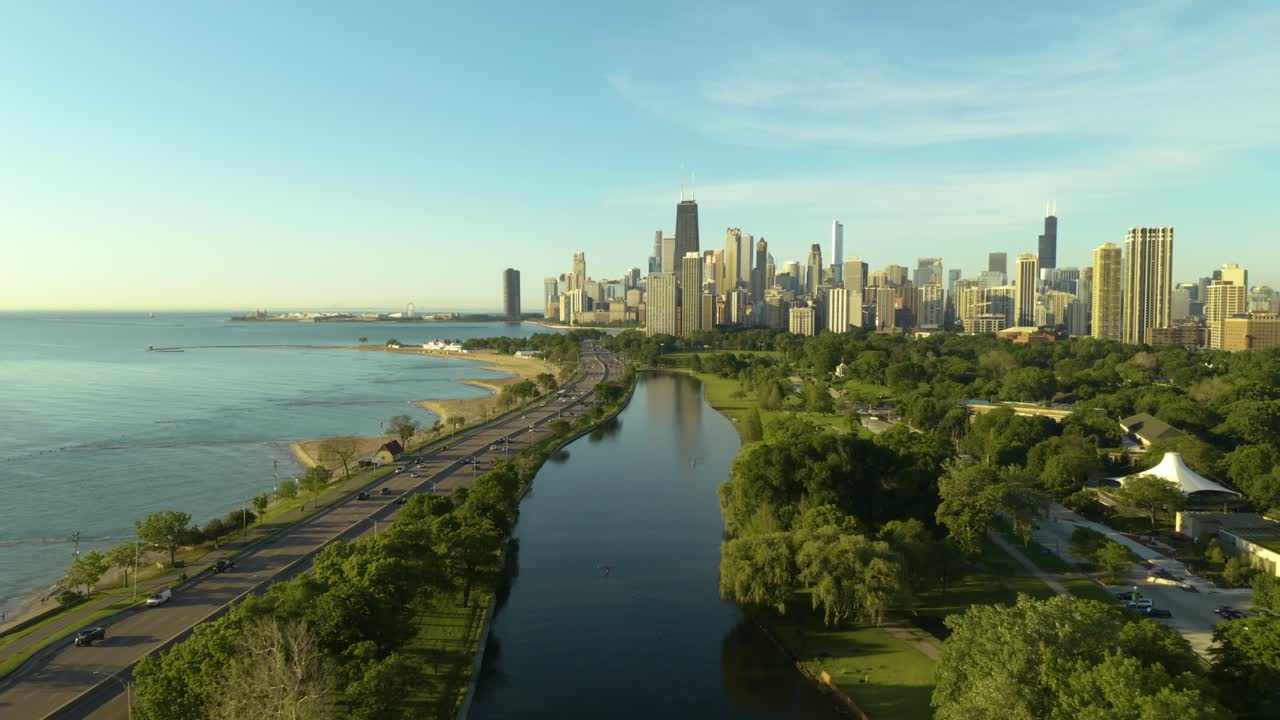 Il drone sale e si allontana per rivelare una laguna con lo skyline di Chicago sullo sfondo