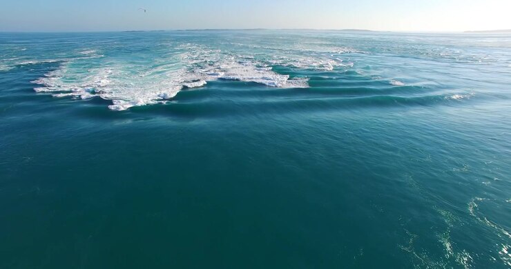 Le maree eccezionali più grandi del mondo che generano cascate orizzontali e massicce onde stazionarie. L'unico filmato mai realizzato di questa zona di meraviglia mareale non visitata. Segnalata come troppo pericolosa sulle carte nautiche