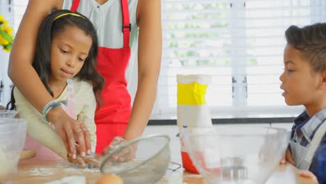 Madre-E-Hija-Negras-Usando-Un-Cortador-De-Galletas-En-La-Cocina-4k