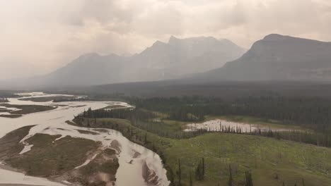 El-Humo-De-Los-Incendios-Forestales-Oscurece-Las-Montañas-Rocosas-A-Lo-Largo-Del-Río-North-Saskatchewan-En-Alberta,-Canadá