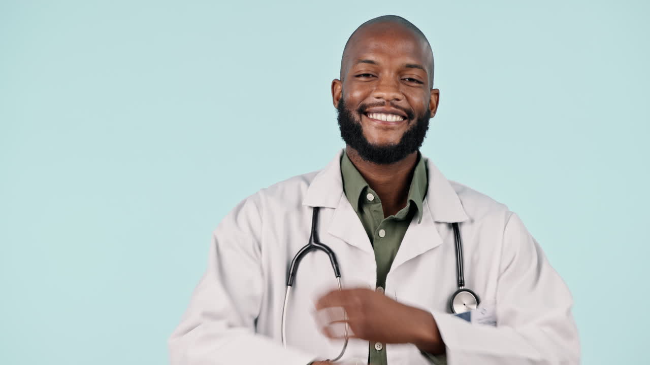 Visage, homme noir heureux et médecin les bras croisés