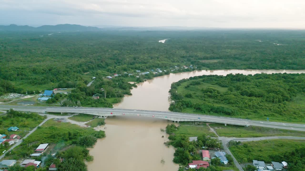hermosa vista aérea del río y puente fangoso de lundu, kuching, sarawak.