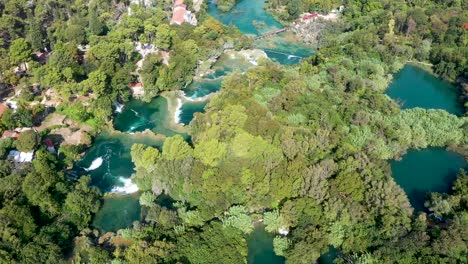 cascadas krka croacia, parque nacional krka croacia en un brillante día de verano