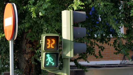 una figura de hombre rojo que se vuelve verde como una figura de hombre caminando en un semáforo, comienza una cuenta regresiva de 30 segundos y reaparece la figura de un hombre rojo