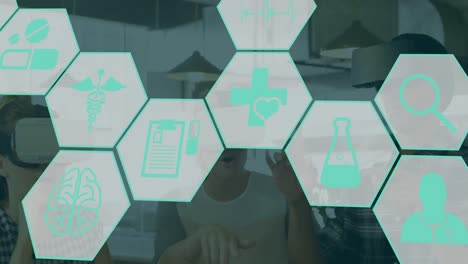 animación de iconos médicos sobre diversas personas usando auriculares vr