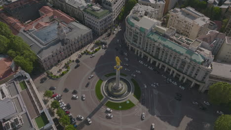 Disparo-Ascendente-Sobre-El-Monumento-A-La-Libertad-En-Tbilisi-Con-Autos-Circulando