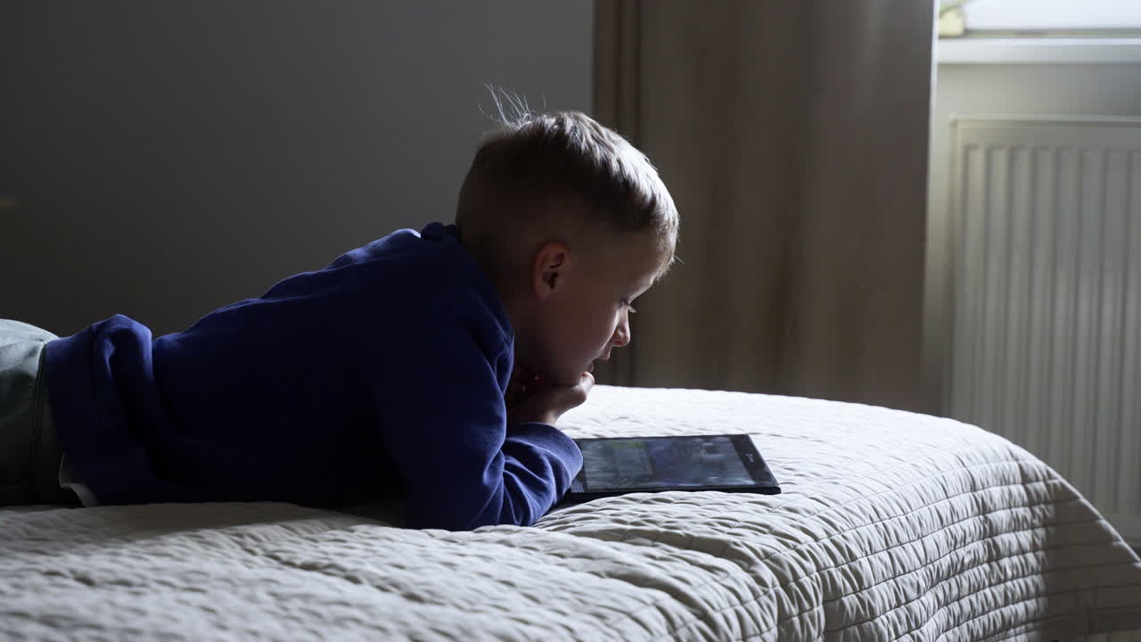 태블릿에서 비디오를 보는 아이