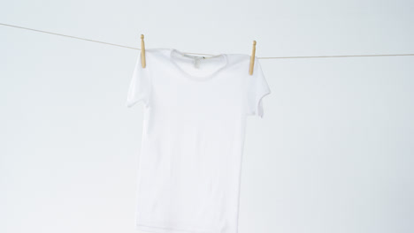 camiseta secándose en la línea de la ropa