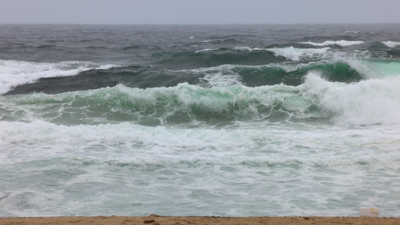 해변에서 파도의 슬로우 모션 비디오