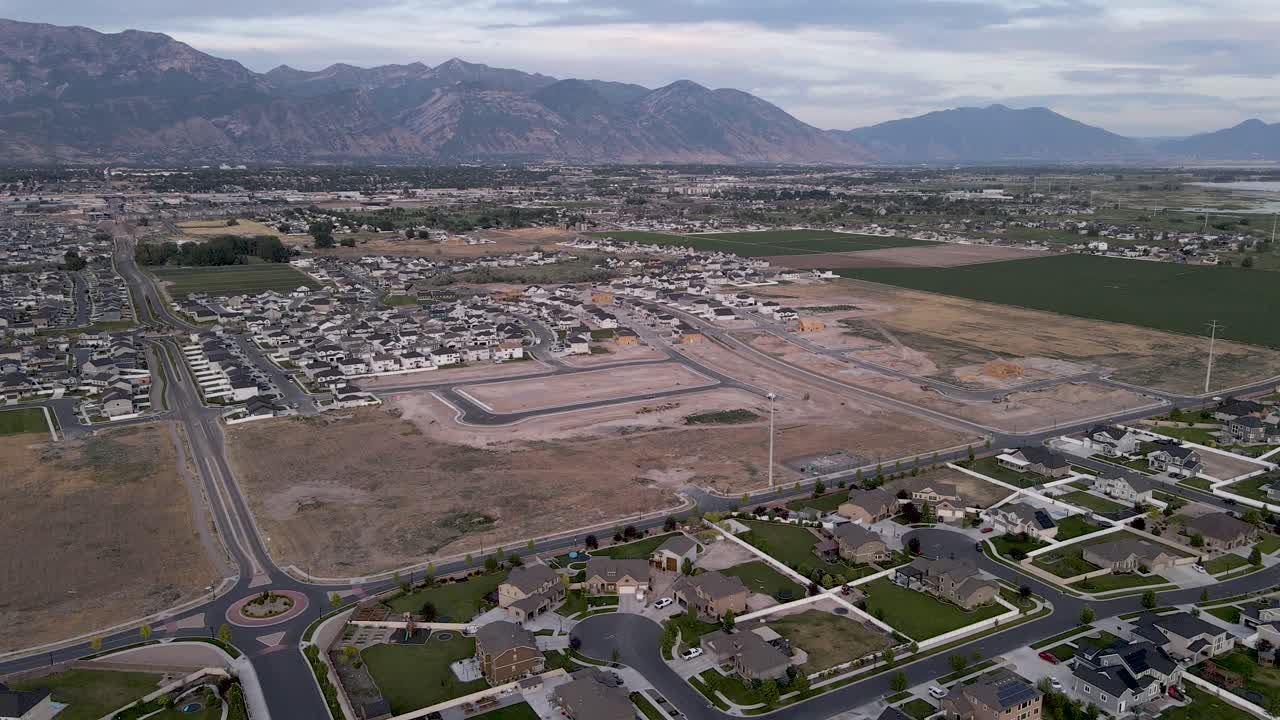 desarrollo de tierras residenciales de la ciudad de los viñedos en el condado de utah, panorámica aérea con drones
