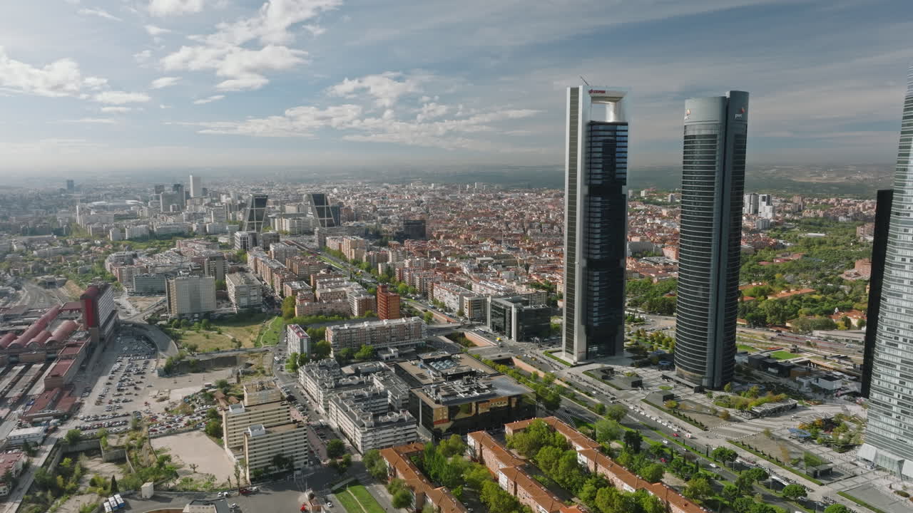 Il panorama aereo del quartiere finanziario di Madrid è una sinfonia di design moderno.