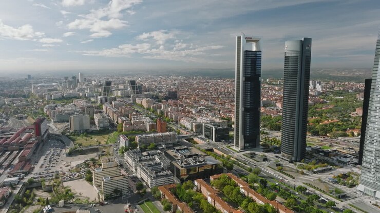 el panorama aéreo del distrito financiero de madrid es una sinfonía de diseño moderno.