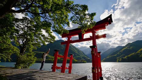 puerta torii en un lago japonés