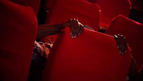 un joven viendo una película.